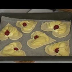 Слоеные сердечки с яблоками