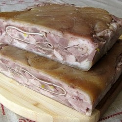 Ветчина из свиной рульки с прослойкой из свиных ушей