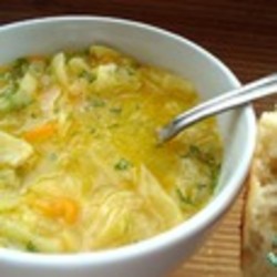 Луковый суп с капустой и лимоном