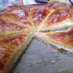 Хачапури из слоёного теста,быстрый рецепт хачапури из готового слоёного теста