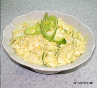 Салат "Чесночные кальмары с сыром"