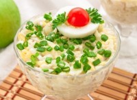 Салат с кальмарами, яблоками и сыром