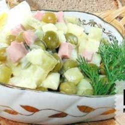 Салат с варёной кобасой и яйцами