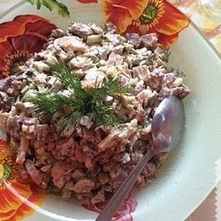 Салат с отварной говядиной и шампиньонами