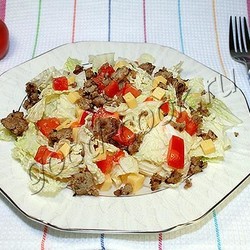 Салат с жареным фаршем, зеленью и овощами