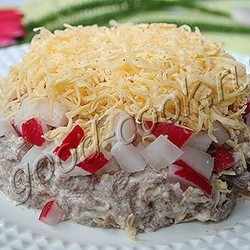 Салат с говядиной, сыром и редисом