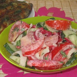 Салат из огурцов и помидоров со сметаной