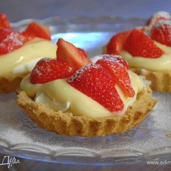 Тарталетки с двойным кремом и клубникой