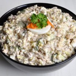 С  консервированной рыбой, рисом, огурцами