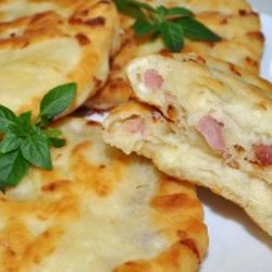  Лепешки с сыром и мясопродуктами 