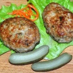 Котлеты из фарша с маринованными огурчиками