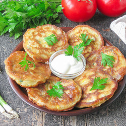 Оладьи из сметаны с вареным яйцом и зеленым луком