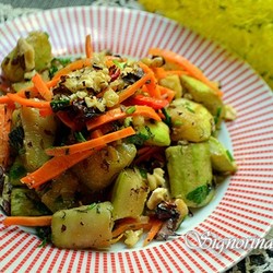 Салат из кабачков с чесночно-медовой заправкой и грецкими орехами 