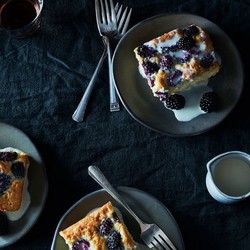 Ежевичный пирог с молочным соусом