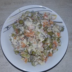 салат из вареной скумбрии с морковью и горошком