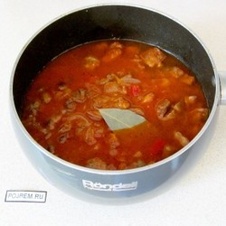 Гуляш из свинины с подливкой