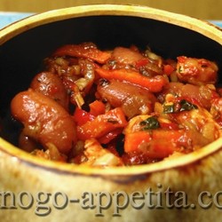 Фасоль с мясом в горшочке