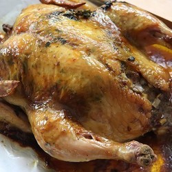 Курица, фаршированная потрошками, с сыром и розмарином