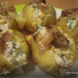 Молодой картофель, фаршированный беконом и кукурузой