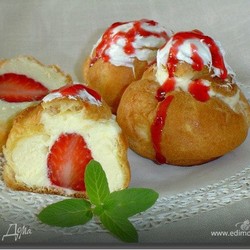 Эклеры с заварным творожным кремом и клубникой 