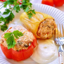 Перец, фаршированный мясной начинкой