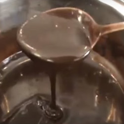 Как сделать шоколадную глазурь для торта?