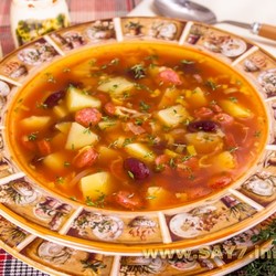 Томатный суп с охотничьими колбасками