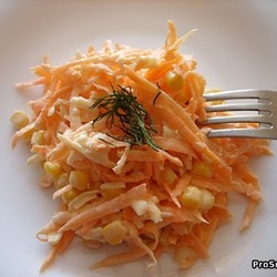 Салат с морковью, сыром и кукурузой