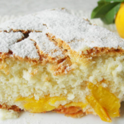 Шарлотка с персиками (яблоками). 