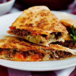 Кесадилья с мясным фаршем и сыром 
