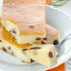 Творожная запеканка с изюмом 