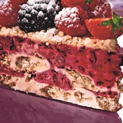 Ягодный семифредо с шоколадным соусом