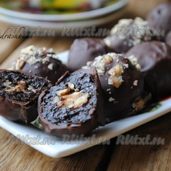 Чернослив с грецким орехом в шоколаде