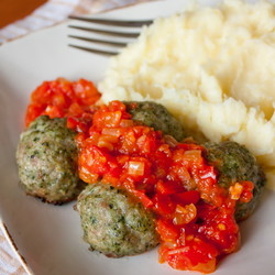 Шпинатные тефтели с перечным соусом  Полный текст: https://www.vkusnyblog.ru/recipe/shpinatnye-tefteli-s-perechnym-sousom/