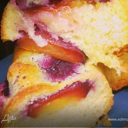 Пирог (кекс) со сливами