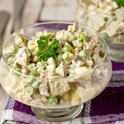 С курицей, оливками и зеленым горошком