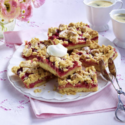 Erdbeer-Puddingkuchen vom Blech mit Streuseln