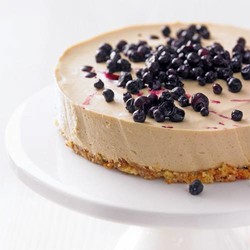 Frischkäsetorte mit Sanddorn und Heidelbeeren