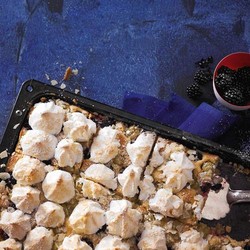 Stachelbeer-Brombeer-Kuchen mit Baiser