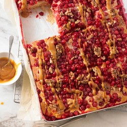 Johannisbeerkuchen mit Karamellsoße