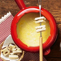 Käse-Fondue mit gefüllten Brotecken