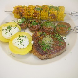 Gegrillte Maiskolben und Pilzspießchen