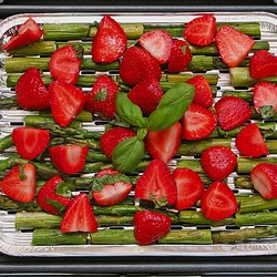 Grüner Spargel mit Erdbeeren gegrillt