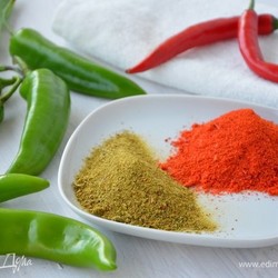 Острые красный и зеленый перцы