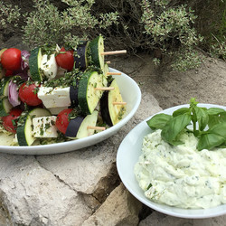 Schafskäsespieße mit Basilikumsauce