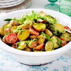 Backkartoffelsalat mit Rucolapesto