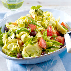 Tortellini-Salat mit Pesto und Tomaten