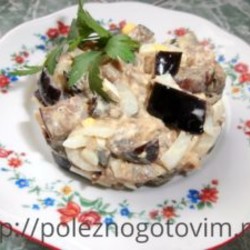 Салат с баклажанами и маринованным луком 