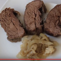 Мясо на лук.подушке на пару