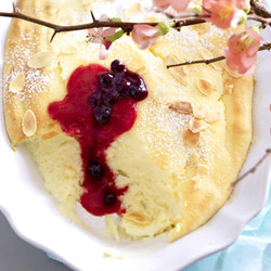 Cheesecakecreme mit Erdbeer-und Heidelbeersoße